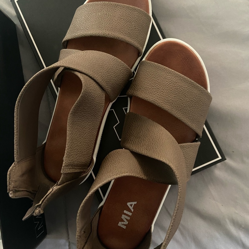 Mia sandles - Picture 4 of 4